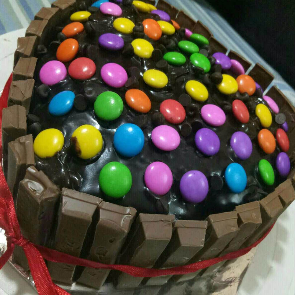 Kitkat Cake With Gems And 3D Topper - Vitamin Foods and Cafe